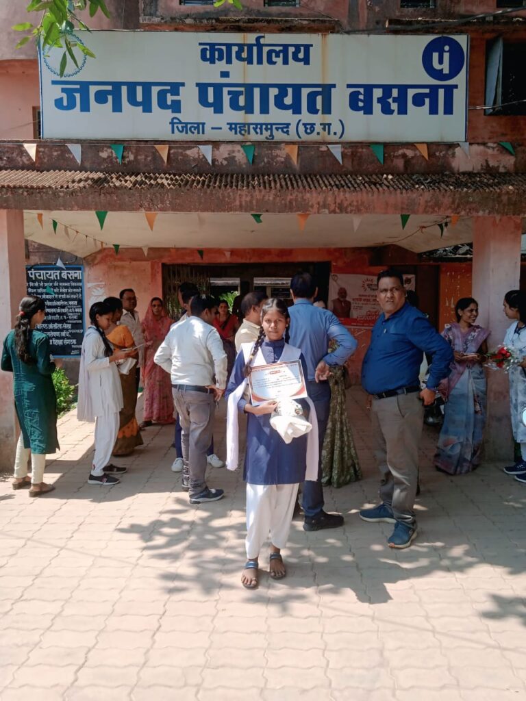 कामिनी राणा कक्षा में प्रथम आने पर विधायक के हाथों सम्मानित
