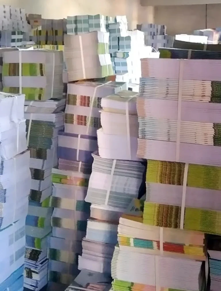 सरकारी स्कूलों में किताबें खा रहीं धूल, डेढ़ महीने बादभी विद्यार्थियों के हाथ खाली की