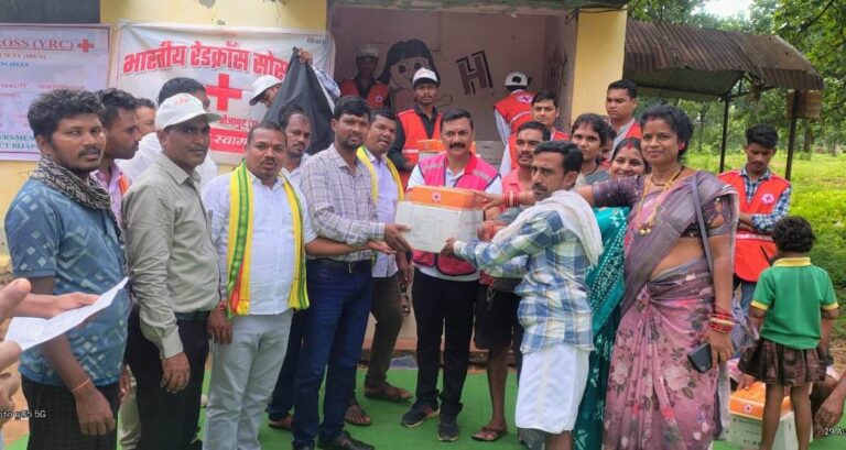 बाढ़ प्रभावित परिवारों को रेडक्रॉस सोसायटी द्वारा किचन सेट एवं हाईजीन किट का वितरण