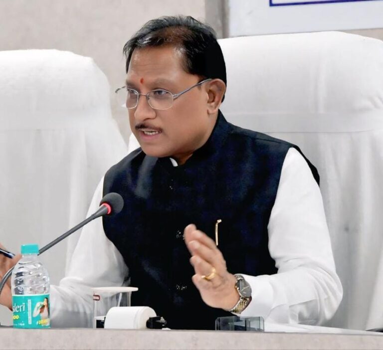 मुख्यमंत्री साय के निर्देश पर त्वरित अमल : बाढ़ पीड़ितों को राशन-ईलाज के साथ अब जरूरी दस्तावेज बनाने का काम भी शुरू