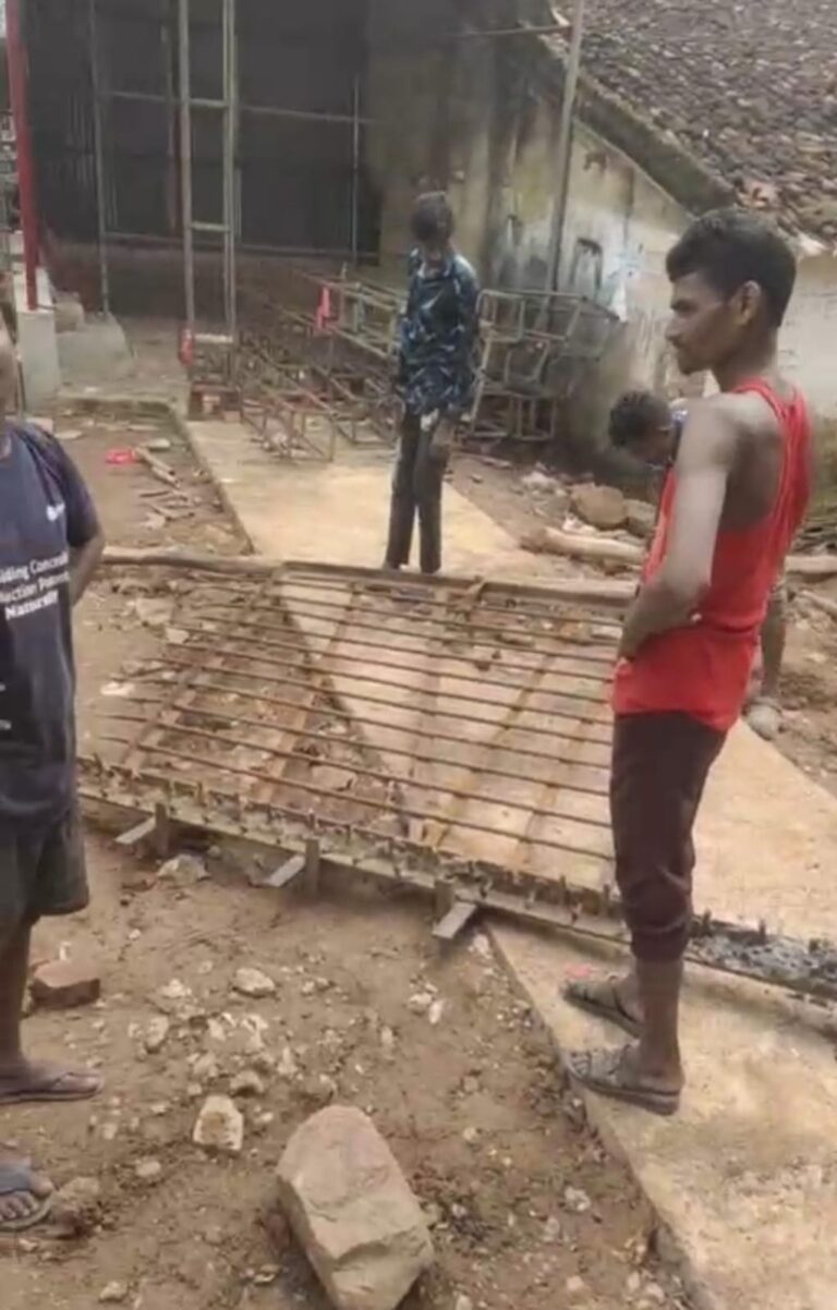 अनाधिकृत रूप से शासकीय भूमि पर लगा रहे गेट को नगर पालिका प्रशासन ने किया जप्त