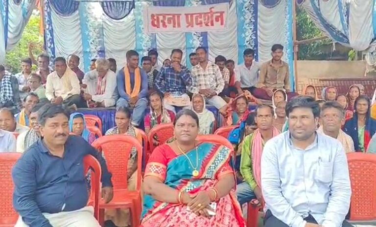 शासकीय भूमि से अवैध कब्जा हटाने को लेकर किया गया धरना प्रदर्शन 