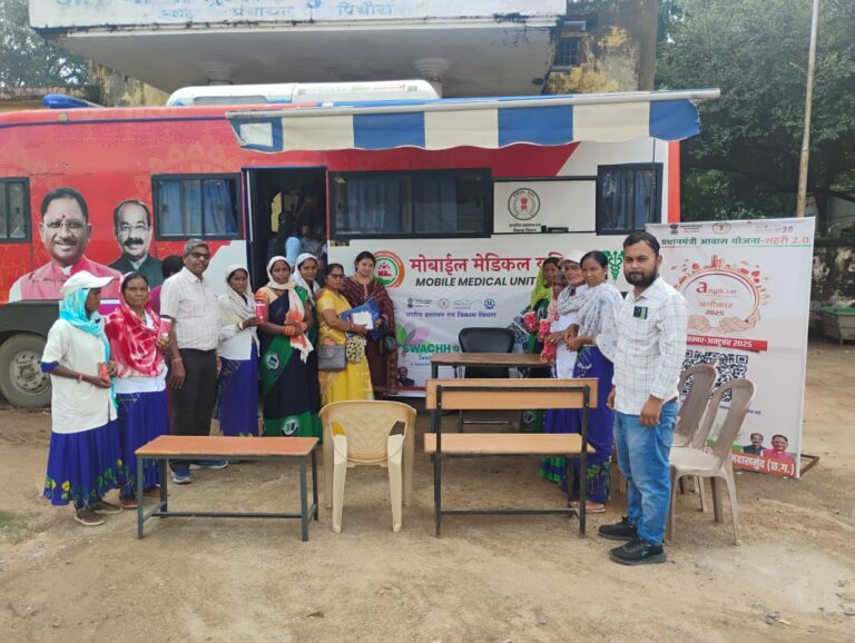 रजत जयंती वर्ष और स्वच्छता पखवाड़ा अभियान के तहत गुरुवार को वार्ड नं. 10 के श्याम प्रसाद मुखर्जी टाउन हॉल में मोबाइल मेडिकल यूनिट के माध्यम से निःशुल्क स्वास्थ्य शिविर का आयोजन किया