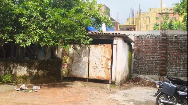 शासकीय भूमि में अवैध कब्जा के जांच व निरीक्षण के लिए रायपुर से पहुंची टीम