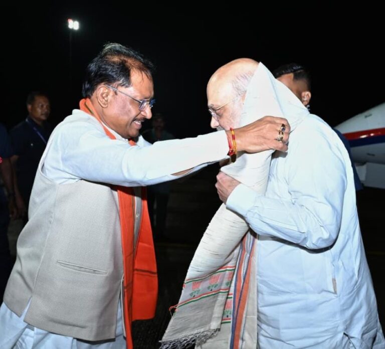 केंद्रीय गृह मंत्री अमित शाह का मुख्यमंत्री  विष्णुदेव साय ने स्वामी विवेकानंद विमानतल पर किया आत्मीय स्वागत