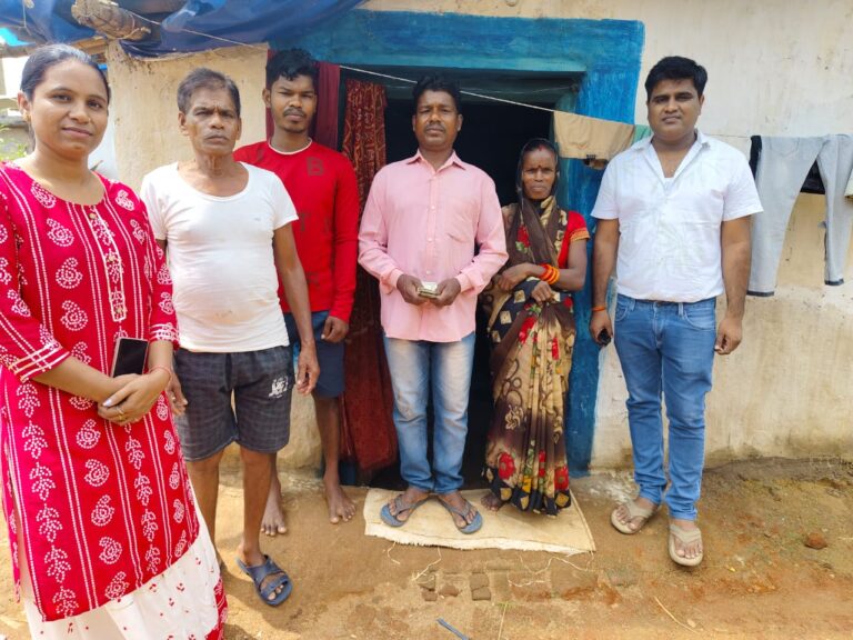 प्रशासनिक संवेदनहीनता SDM के आश्वासन के बाद नहीं पहुंची मदद, ख़बर पढ़ समाजसेवी आकाश पहुंचे बालाराम के घर दी सहायता