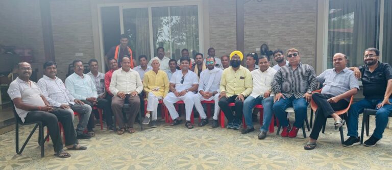 दीपावली मिलन समारोह में बड़ी संख्या में लोग हुए शामिल, सामाजिक समरसता का दिया संदेश