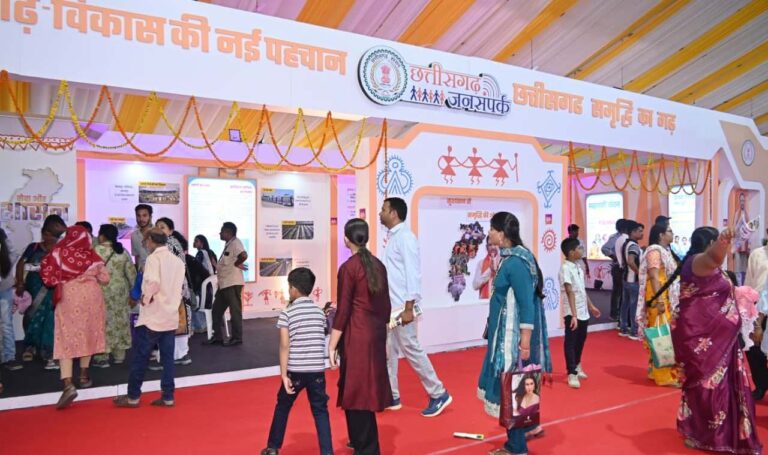 छत्तीसगढ़ की विकास गाथा देखने पहुंचे लोगों में भारी उत्साह