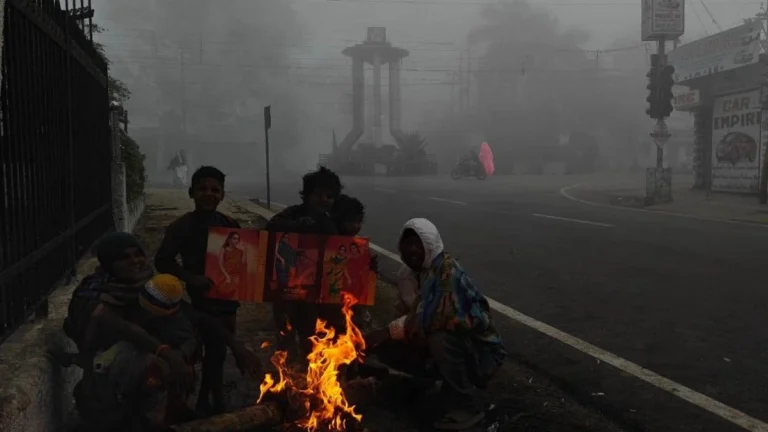 छत्तीसगढ़ में ठंड का डबल अटैक! कई इलाकों में तापमान 10° से नीचे, घने कोहरे का अलर्ट