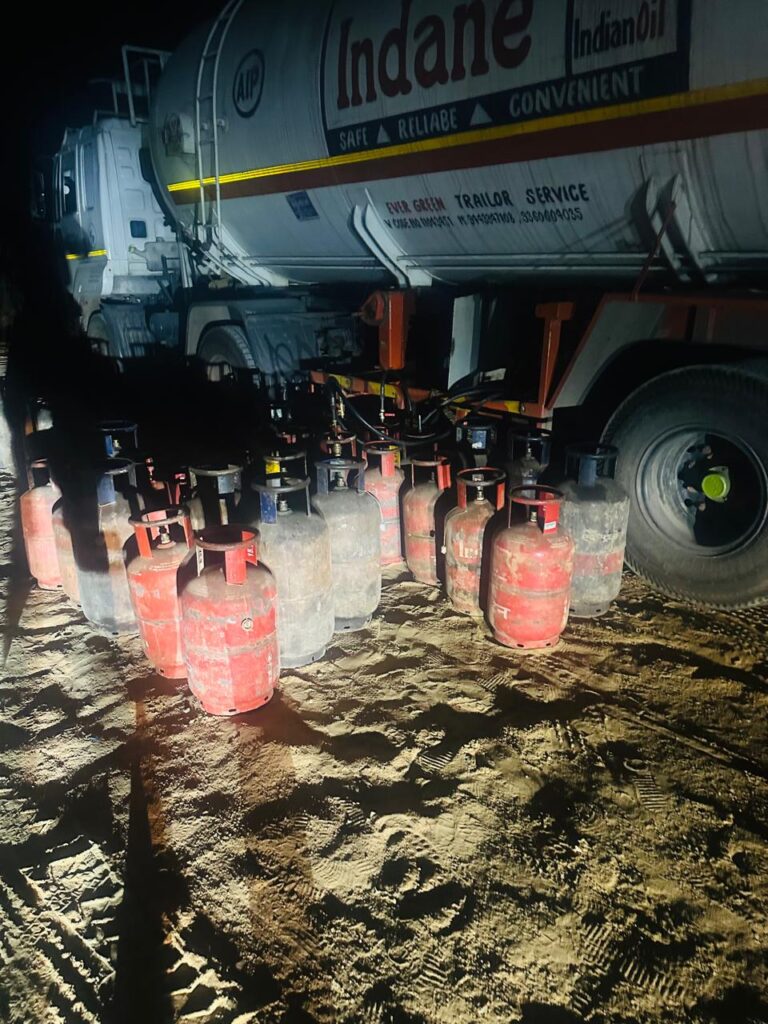 एसडीएम ने चिवराकुटा में अवैध रिफिलिंग करते इंडियन गैस से भरा कैप्सूल ट्रक व गैस टंकियों को किया जप्त 