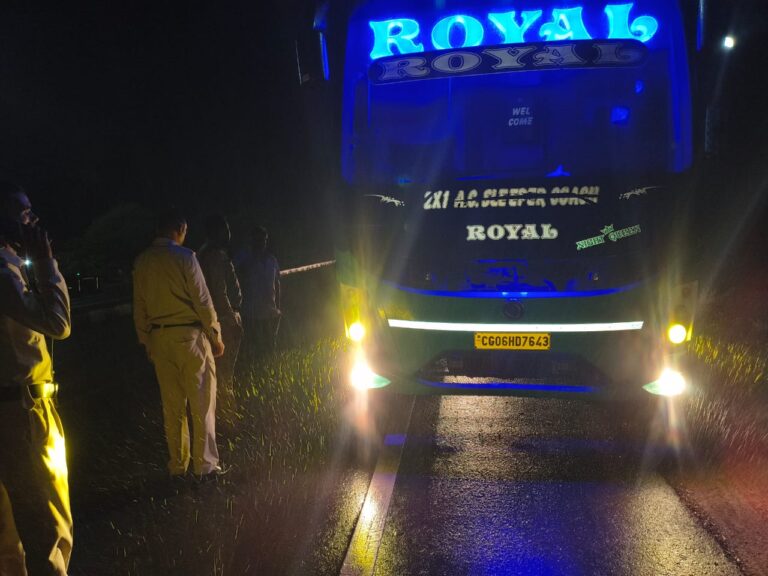 खम्हारपाली चेकपोस्ट में बसों पर ताबड़तोड़ कार्रवाई, 52 वाहनों से 2.40 लाख शमन शुल्क वसूला