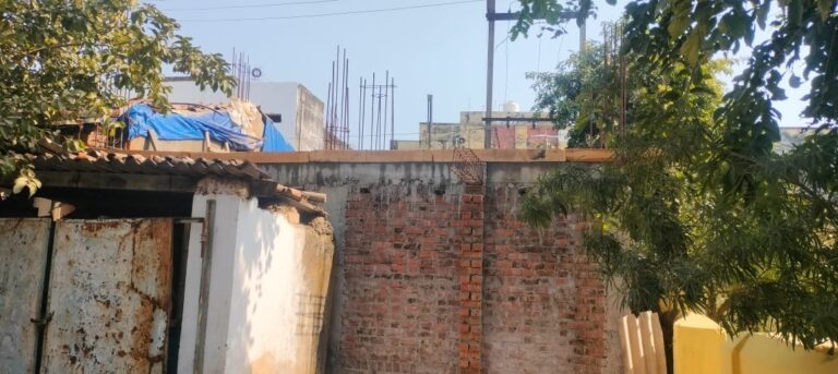 सरकारी कर्मचारी के कब्जे पर प्रशासन मेहरबान