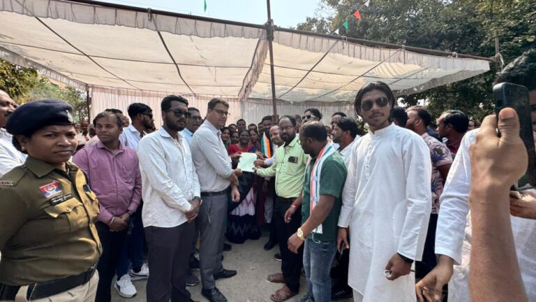 धान खरीदी के अवधि व लिमिट बढ़ाने कि मांग को लेकर विधायक व किसानों ने घेरा एसडीएम आफिस 