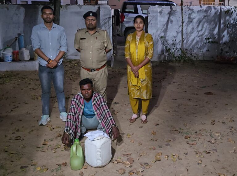 अवैध शराब पर आबकारी विभाग की बड़ी कार्रवाई सराईपाली में 11 लीटर महुआ मदिरा के साथ आरोपी गिरफ्तार