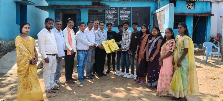 दसवीं के छात्रों को दी गई भावभीनी विदाई