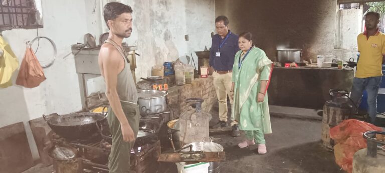 खाद्य विभाग द्वारा महासमुंद, बागबाहरा एवं तुमगांव क्षेत्र के विभिन्न प्रतिष्ठानों का निरीक्षण कर नमूना जांच की कार्रवाई की गई