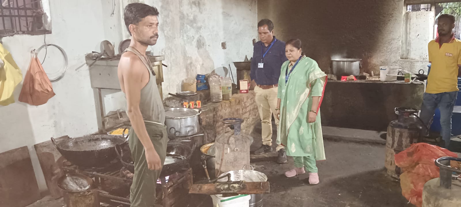 खाद्य विभाग द्वारा महासमुंद, बागबाहरा एवं तुमगांव क्षेत्र के विभिन्न प्रतिष्ठानों का निरीक्षण कर नमूना जांच की कार्रवाई की गई