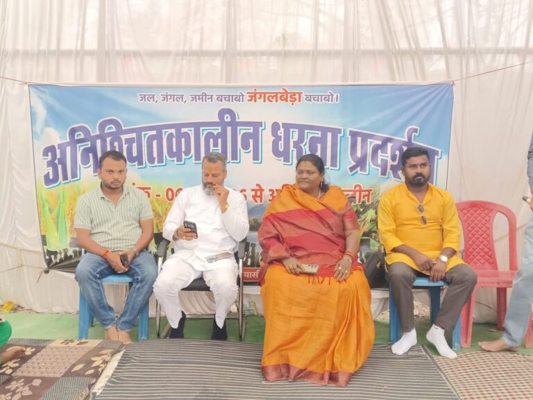 सोलर प्लांट के विरोध में धरना दे रहे ग्रामीणों को समर्थन देने पहुंचे अंकित, विधायक चातुरी नंद भी रहीं मौजूद