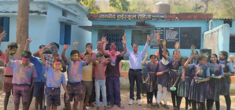 हाईस्कूल रोहिना  के छात्रों ने भी खेली होली