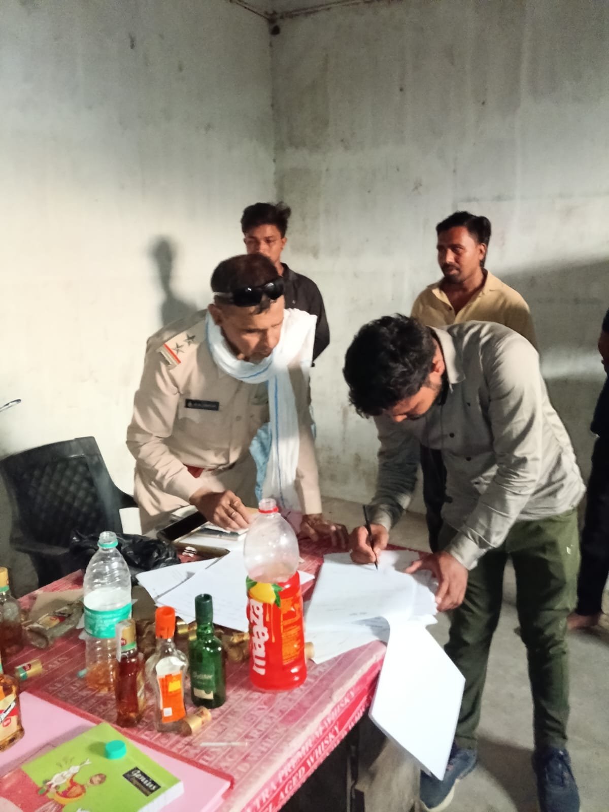 शराब के शौकीनों सावधान पिथौरा में महंगी शराब के नाम पर पिलाया जा रहा था पानी 4 कर्मचारी रंगे हाथों गिरफ्तार