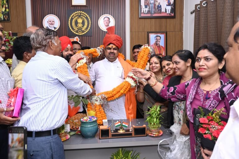 शिक्षा मंत्री गजेंद्र यादव जी के जन्मदिन पर शुभकामना देने वालों का लगा तांता