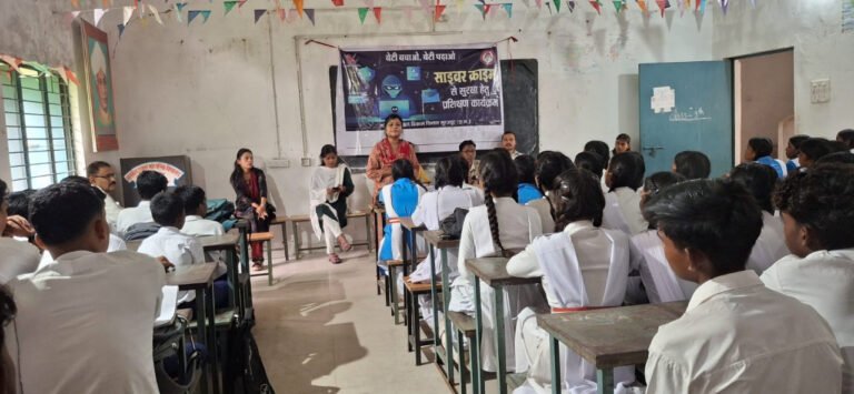 बेटी बचाओ-बेटी पढ़ाओ अभियान : गिरवरगंज में छात्राओं को आत्मरक्षा, साइबर सुरक्षा और महिला अधिकारों का मिला प्रशिक्षण