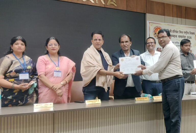 बसना के प्रभारी प्राचार्य अजय जायसवाल एवं व्याख्याता कमलेश साहू रायपुर में राष्ट्रीय शिक्षक सम्मान से विभूषित