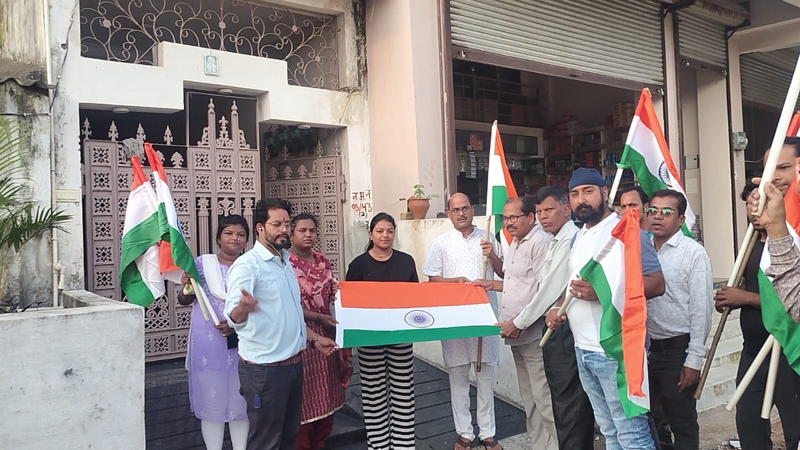हर घर तिरंगा अभियान शहीद स्मारक समिति पिथौरा ने शहीद परिवारों को तिरंगा भेंट किया