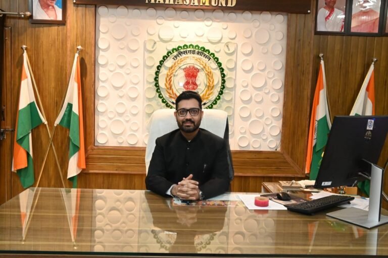 महासमुंद कलेक्टर विनय कुमार लंगेह की मिसाल: बायोमेट्रिक ई-अटेंडेंस में मिले 100% अंक