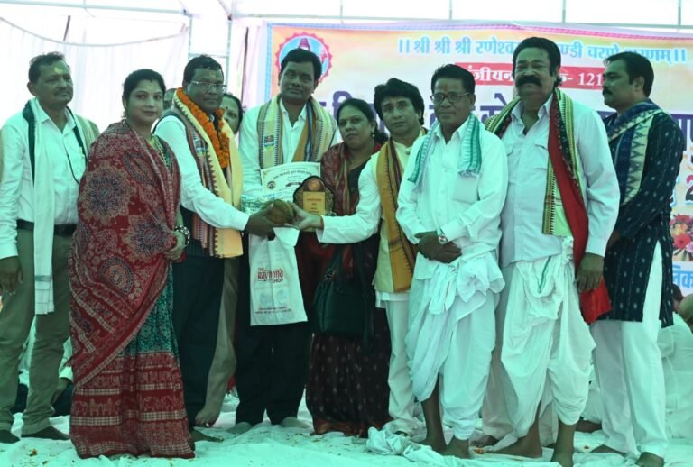 नुआखाई मिलन समारोह में व्याख्याता कमलेश साहू उत्कृष्ट शिक्षक के रूप में सम्मानित