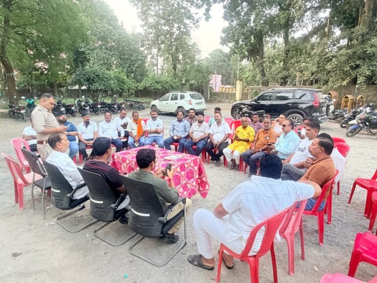 पिथौरा थाना परिसर में शांति समिति की बैठक संपन्न: नवरात्रि, दशहरा और विसर्जन को लेकर प्रशासन ने दिए दिशा-निर्देश